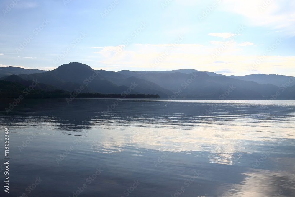 湖の静かな朝　北海道洞爺湖