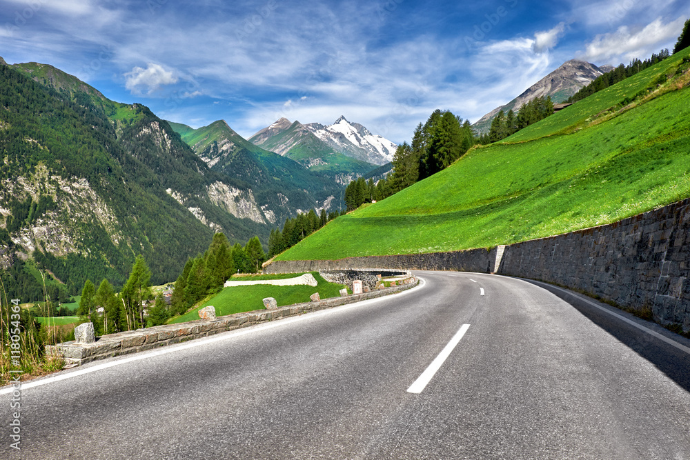 Naklejka premium Grossglockner Austria - Mountain Road