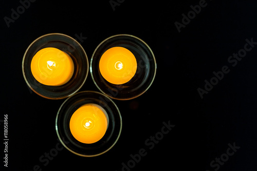 Foto closeup to burning candles in darkness