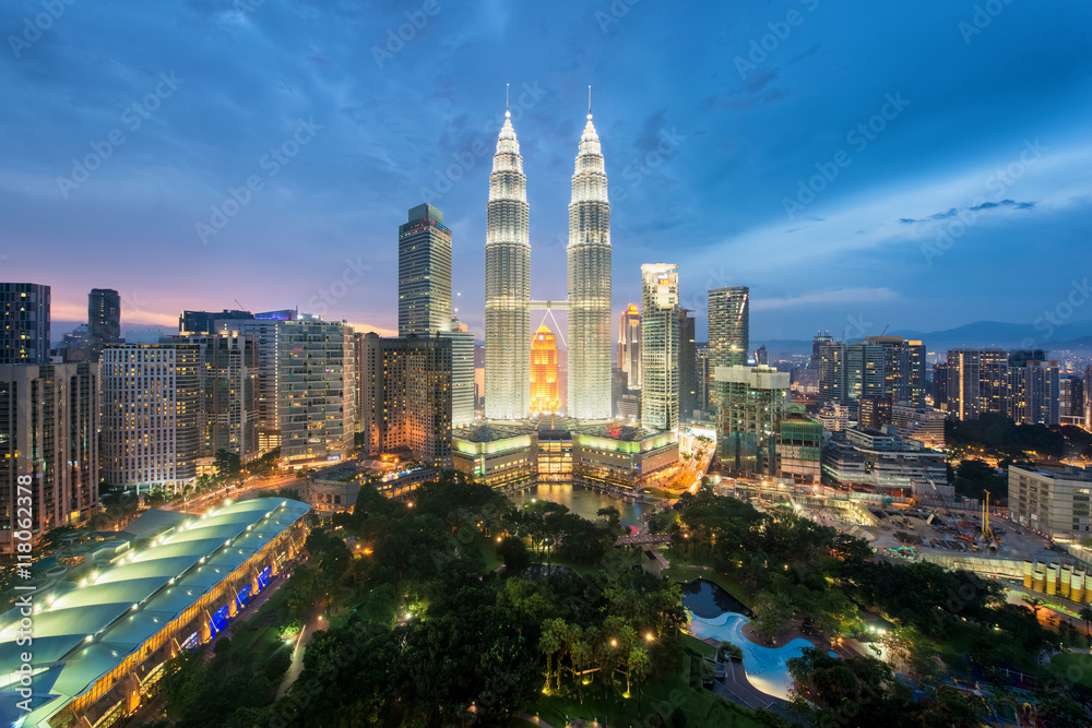 Naklejka premium Kuala Lumpur linia horyzontu i drapacz chmur w Kuala Lumpur, Malezja