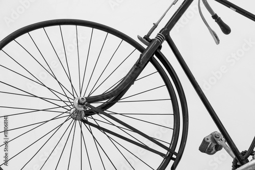 Ausschnitt eines Fahrrades mit großem Speichenrad