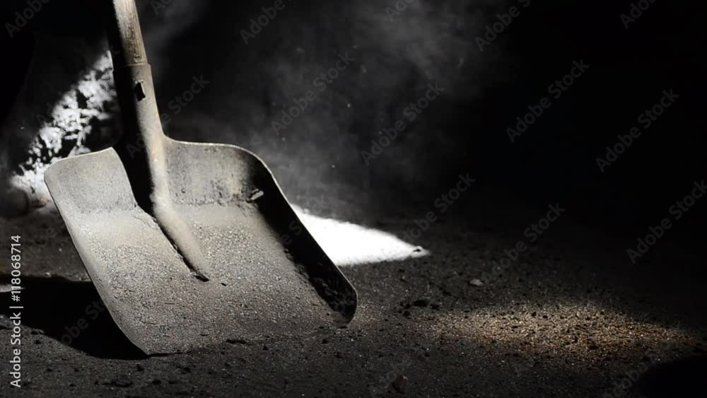 schaufel mit staub in verlassener fabrik
schaufel mit staub in verlassener fabrik