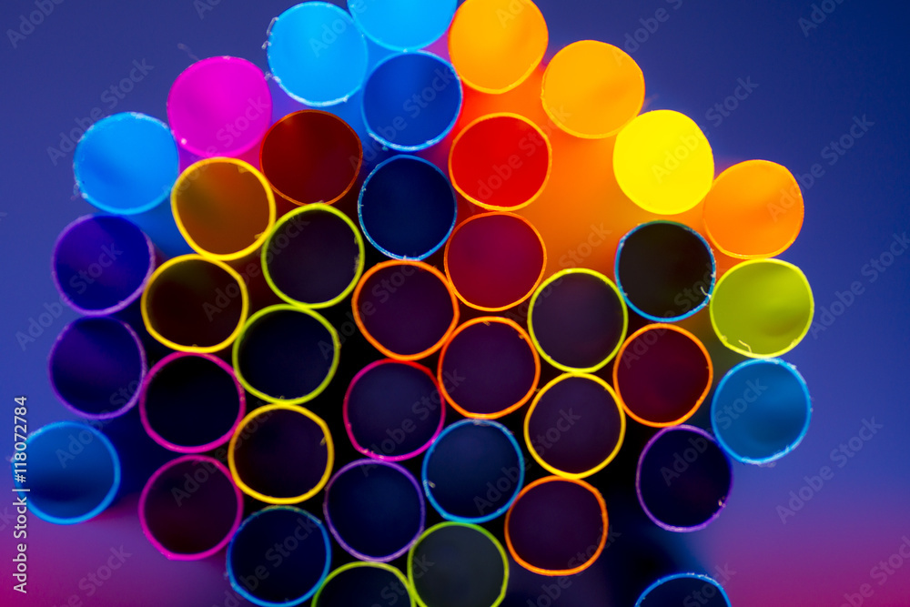 Ein Haufen voller Trinkhalme in Neonfarben Ein Haufen voller Trinkhalme in Neonfarben