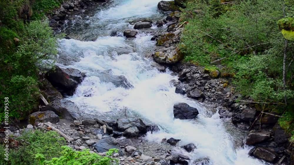 reines wildwasser im gebrige
