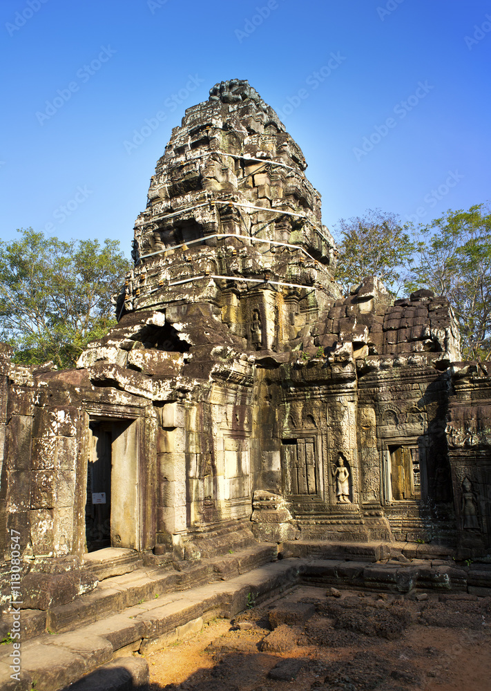 Naklejka premium Temple ruins (XII th Century) on a sunset, Siem Reap, Cambodia..