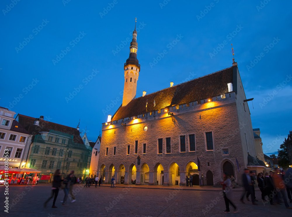 Obraz premium Old city, Tallinn, Estonia. Town hall square at night...