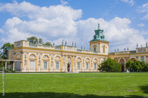 Вид на старинный дворец Вилянувский в Польше