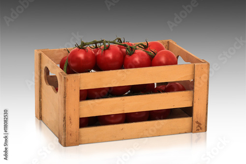 Holzstiege mit Tomaten