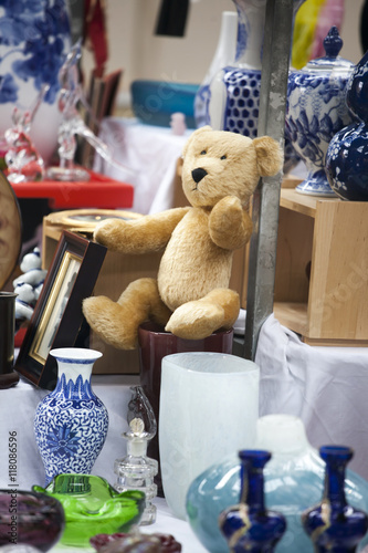 Canvastavla hundred years old  sad teddy bear on flea market