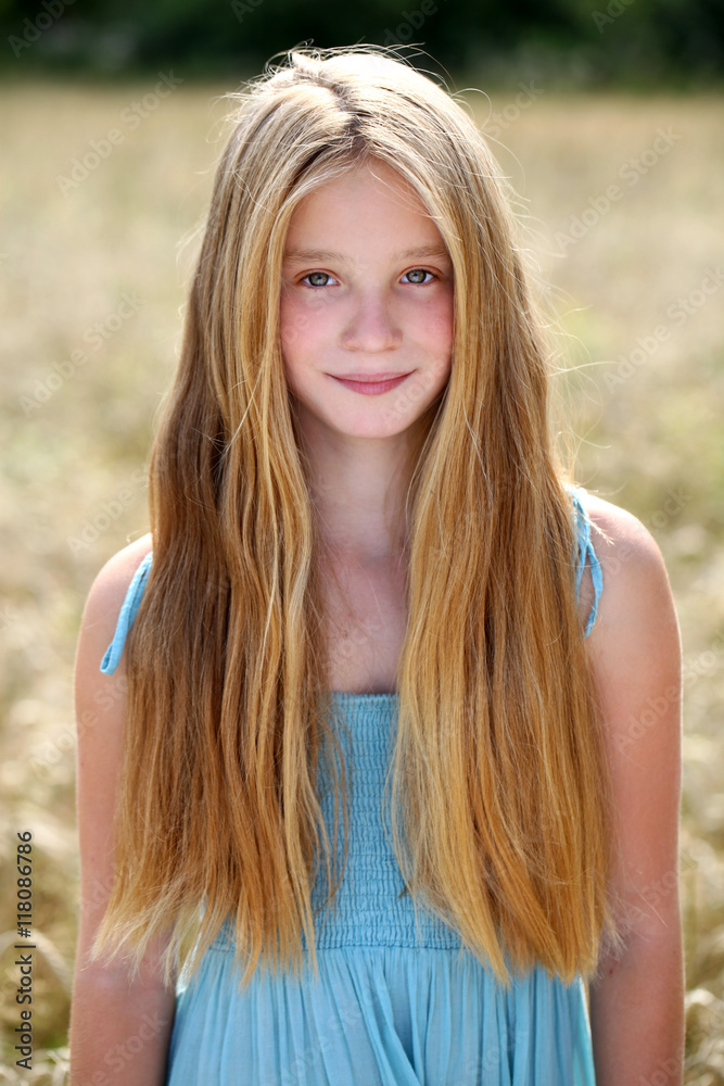 Naklejka premium Portrait of a beautiful young little girl