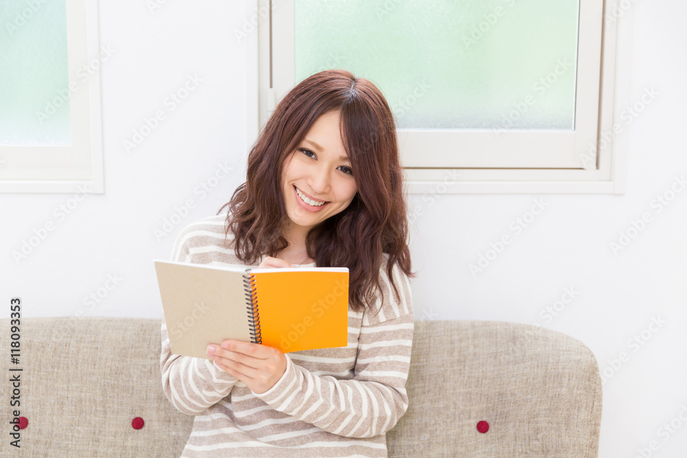 メモをする女性 メモをする女性