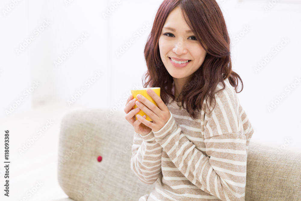 部屋でお茶を飲む女性 部屋でお茶を飲む女性
