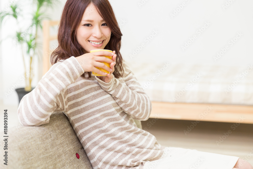 部屋でお茶を飲む女性