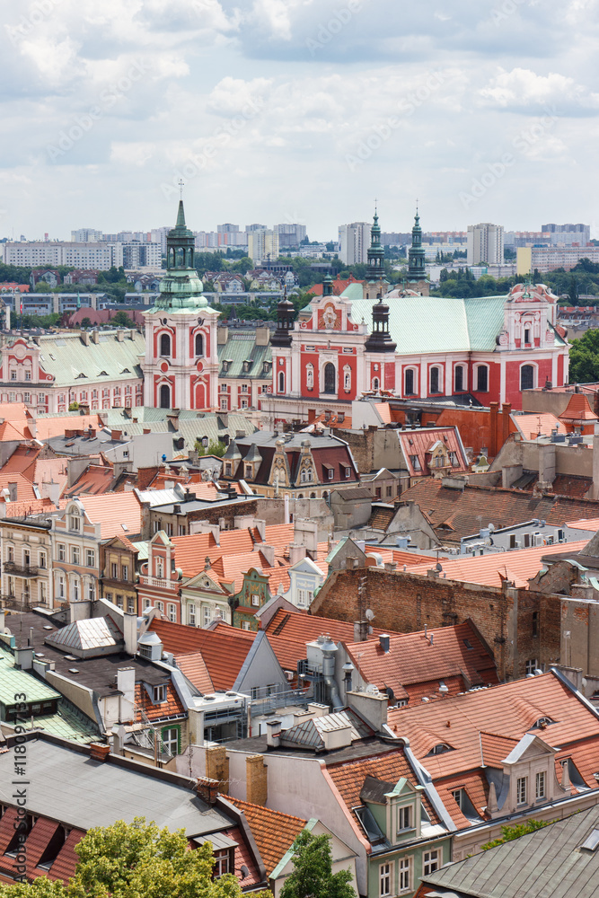 Obraz premium Poznań - 28 czerwca 2016: Widok na budynki i kolegiata w polskim mieście Poznań
