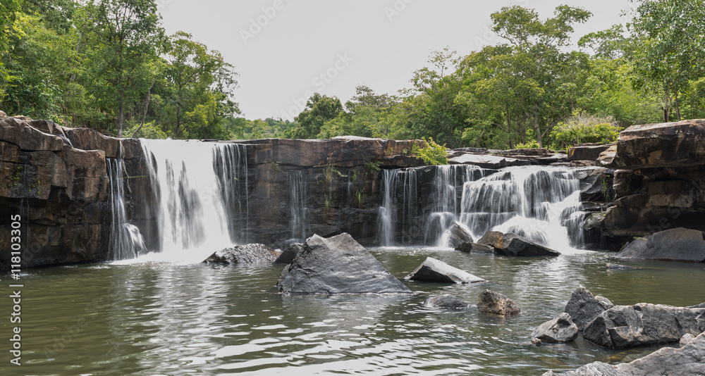 Obraz premium The waterfall in Tad Tone waterfall national park