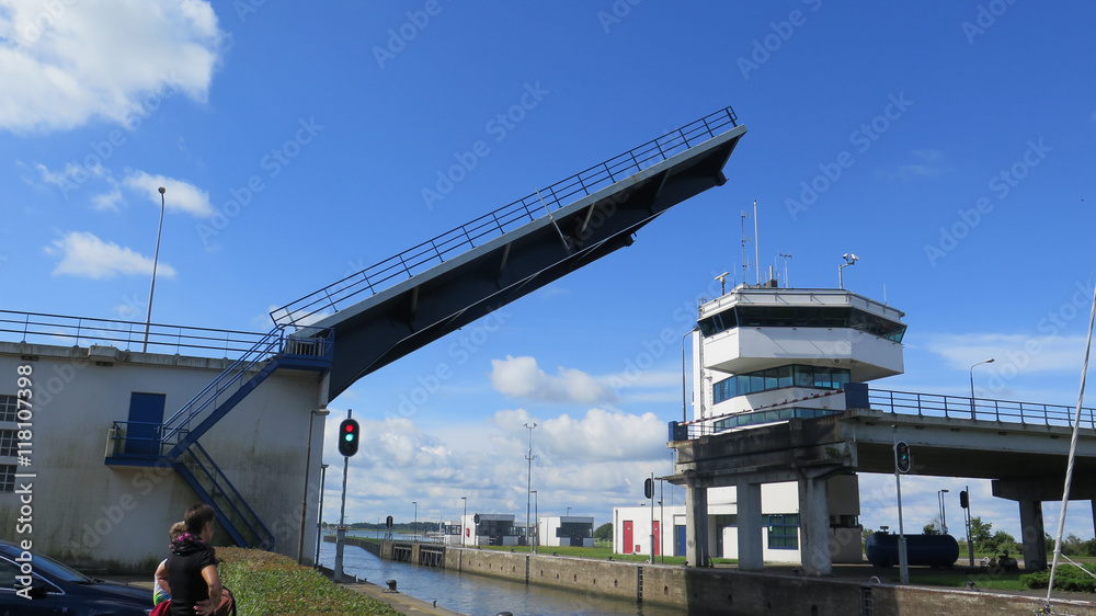 Opening lift bridge