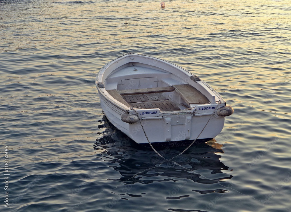 kleines weißes Boot im Hafen von Bodrum