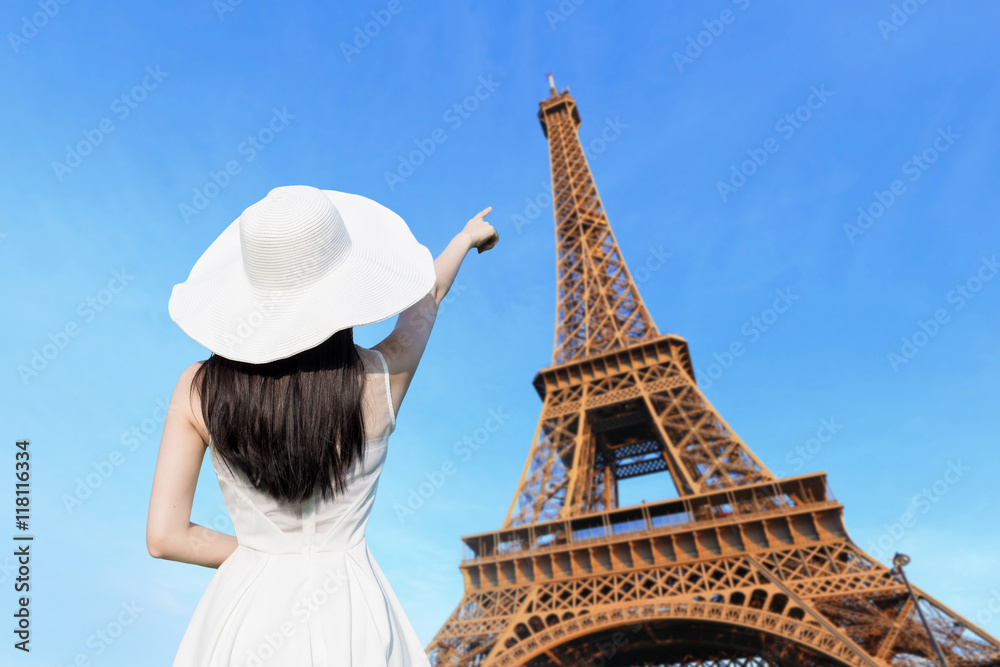 Obraz premium young woman travel in Paris