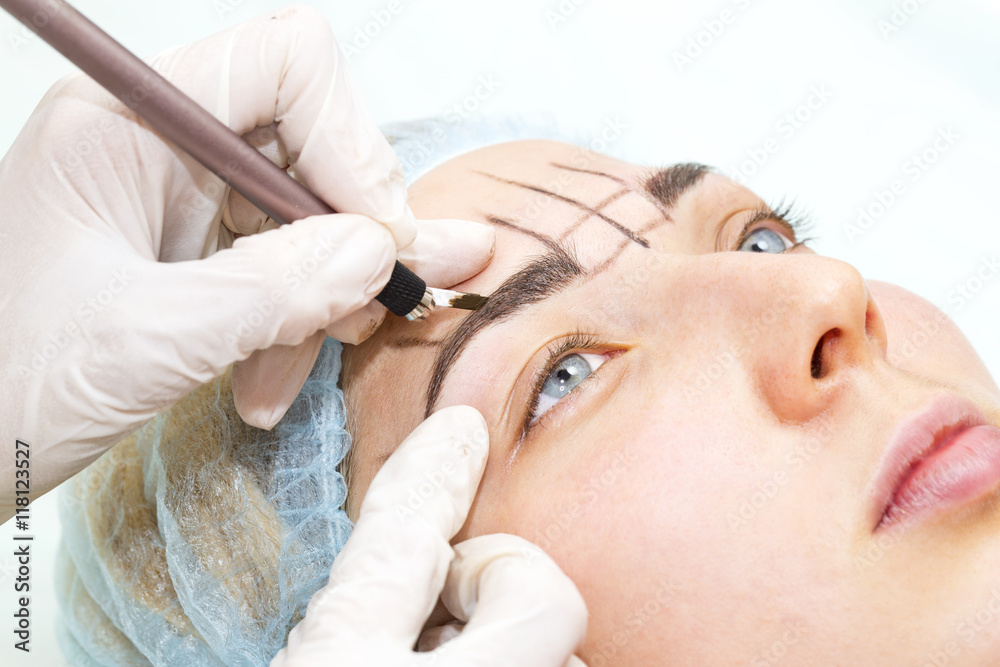 Naklejka premium Mikrobleyding eyebrows workflow in a beauty salon