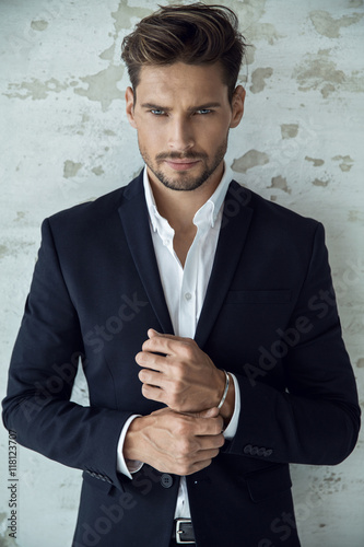 Photo Portrait of sexy man in black suit