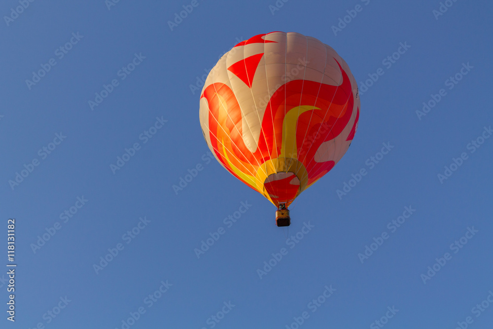Naklejka premium Colorful hot air balloon early in the morning