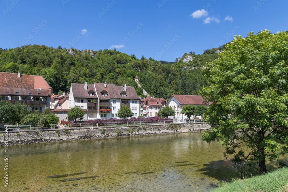 village au bord du Doubs