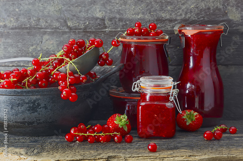  Marmelade im Glas mit frischen Beeren,  rustikaler Hintergrund photo