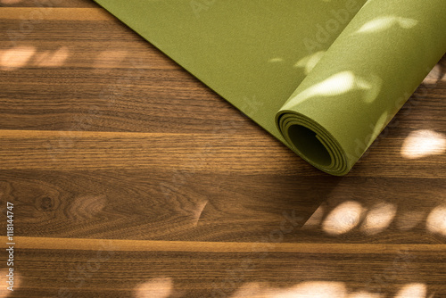 Cuadro en lienzo Yoga mat on a wooden background