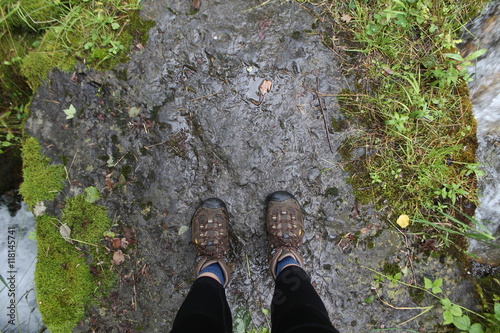 Steinbrücke über einem Wildbach