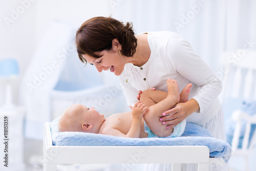 Quadro em tela Mother and baby on changing table