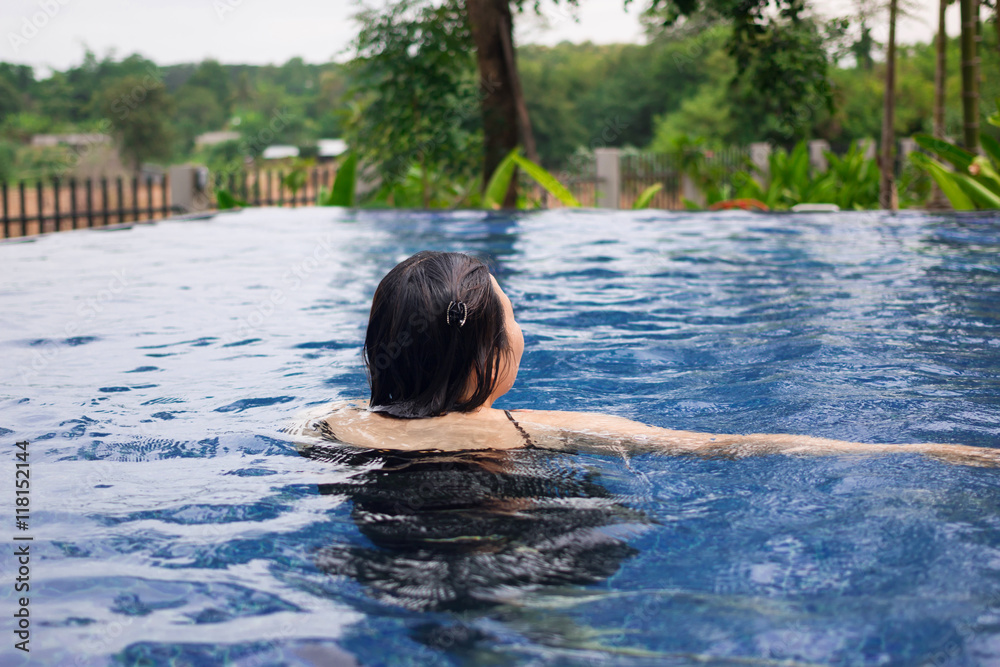 Fototapeta premium The girl were playing in the swimming pool 