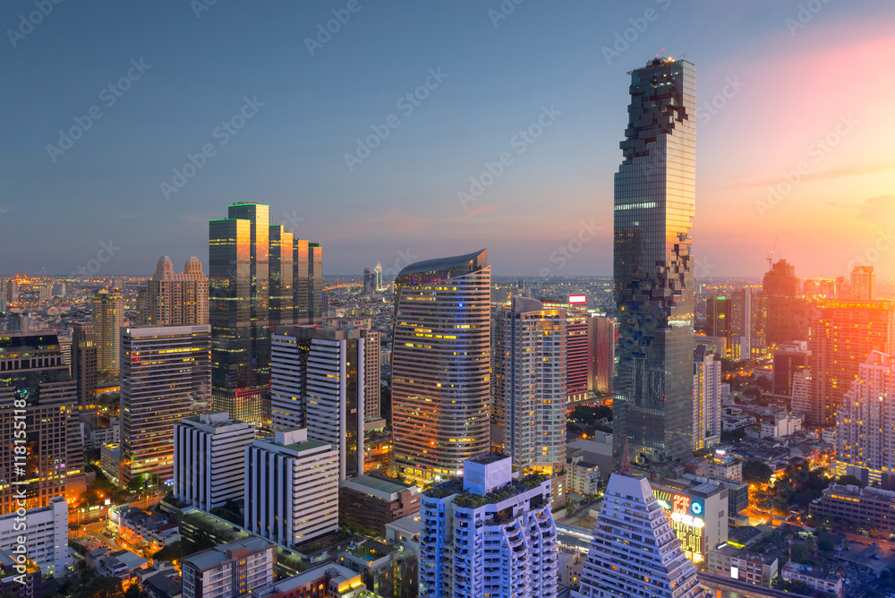 Fototapeta premium Widok z lotu ptaka na nowoczesne biurowce w Bangkoku, kondominium w centrum Bangkoku, wieża Mahanakorn z niebem o zachodzie słońca, Bangkok, Tajlandia.