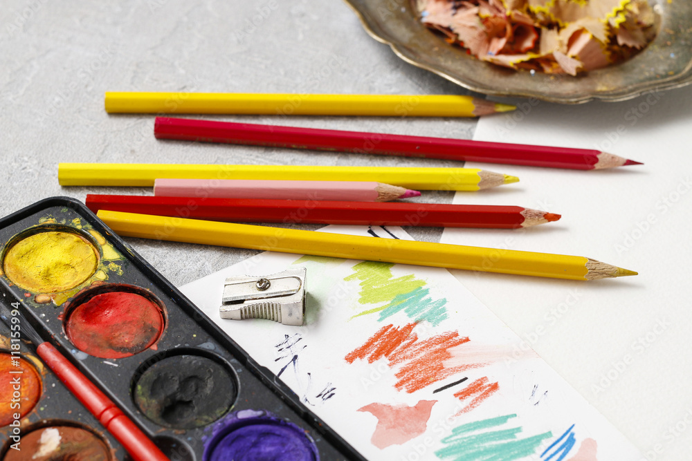 Naklejka premium Watercolor paint box and colorful crayons