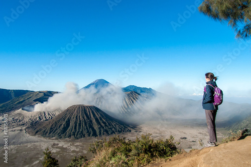 Fototapeta Naklejka Na Ścianę i Meble -  Randonnée au-dessus d'un volcan