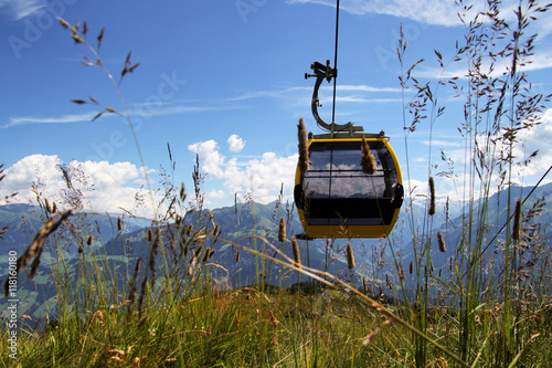 Seilbahn in den Alpen photo