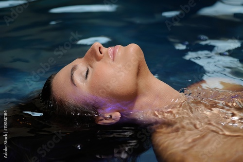 Attraktive junge Frau in einem Bikini in einem Pool