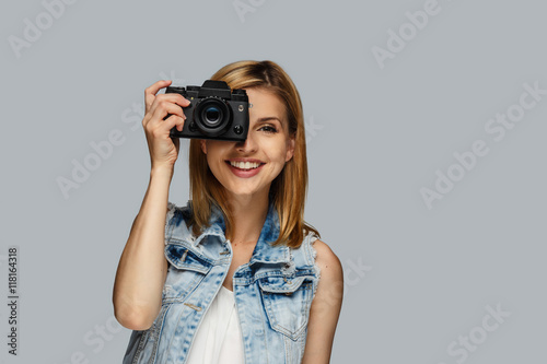 Portrait of blond female photographer. © Fxquadro