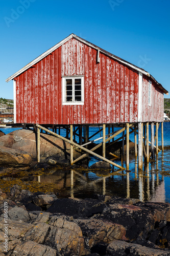 Cabane de pêcheur sur pilotis dans les îles Lofoten en Norvège © imacture