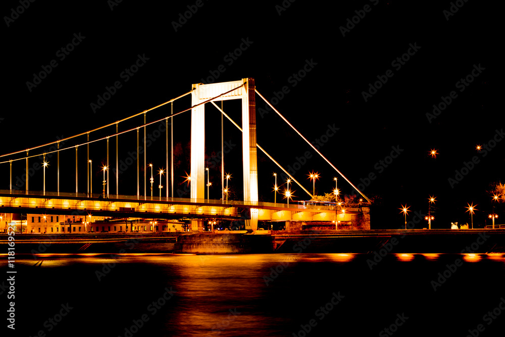 Fototapeta premium Nachtaufnahme in Budapest - Die Elisabethbrücke