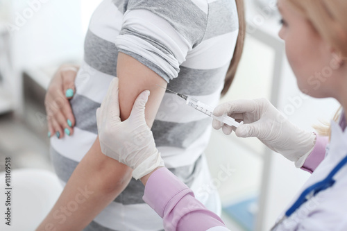 Doctor making injection a p...