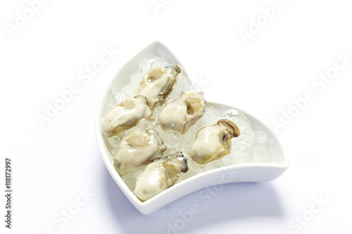 Fotografi Oysters on the plate isolated on white background