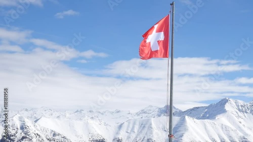 Schweizer Flagge vor Bergmassiv 