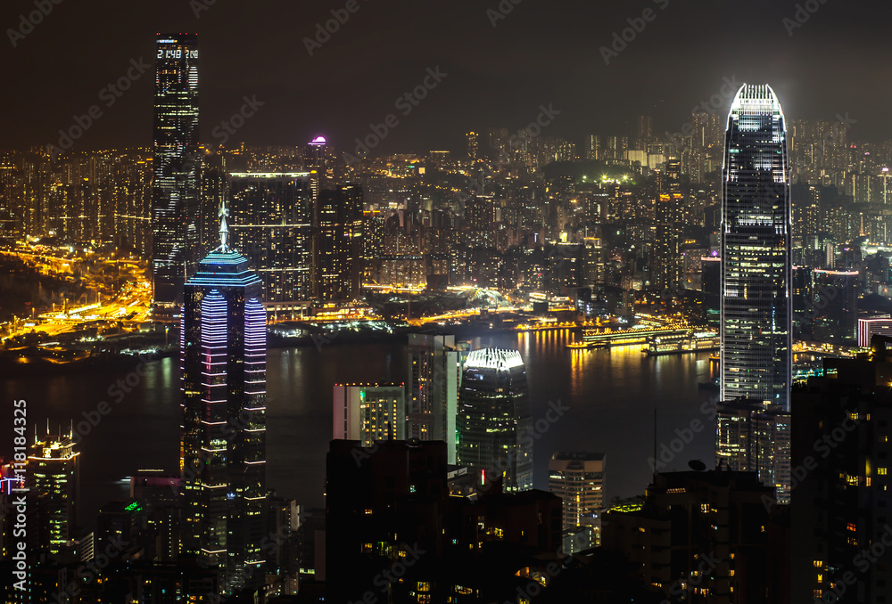 Fototapeta premium wgląd nocy drapacze chmur w Hongkongu z punktu szczytowego Victoria