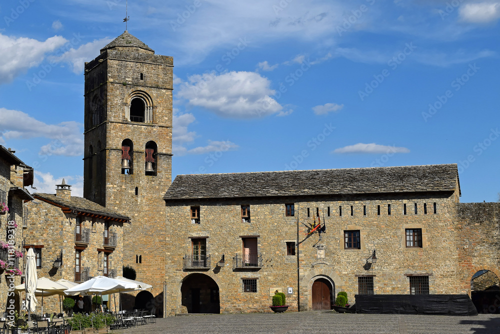 Ainsa - Eglise romane et Plaza Mayor