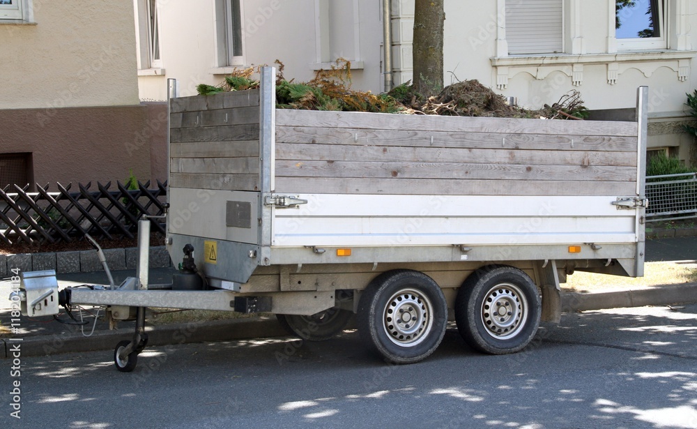 PKW-Anhänger mit Aufbau aus Metall und Holz Stock Photo