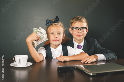 Quadro em tela Boy and girl has earned a lot of money