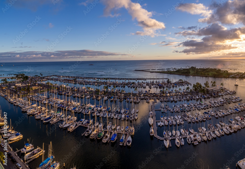Obraz premium Panoramic view of the Ala Moana Beach Park and Magic Island Lagoon in Honolulu, Hawaii.