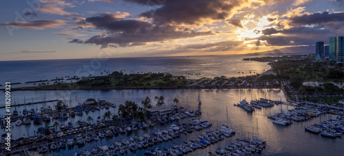 Εκτύπωση καμβά Panoramic view of the Ala Moana Beach Park and Magic Island Lagoon in Honolulu, Hawaii
