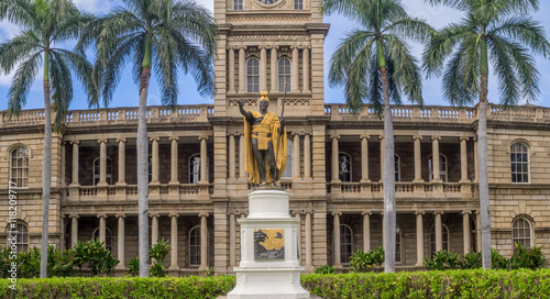 Wallpaper Mural King Kamehameha I Statue in front of Ali iolani Hale, the Hawaii Supreme Court Building on King Street in Honolulu. Torontodigital.ca