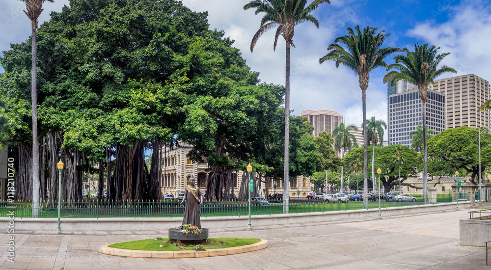 HONOLULU, HI - AUG 6: Queen Lili'uokalani Statue outside of the Hawaii State Capitol Building in Honolulu, Hawaii HONOLULU, HI - AUG 6: Queen Lili'uokalani Statue outside of the Hawaii State Capitol Building in Honolulu, Hawaii